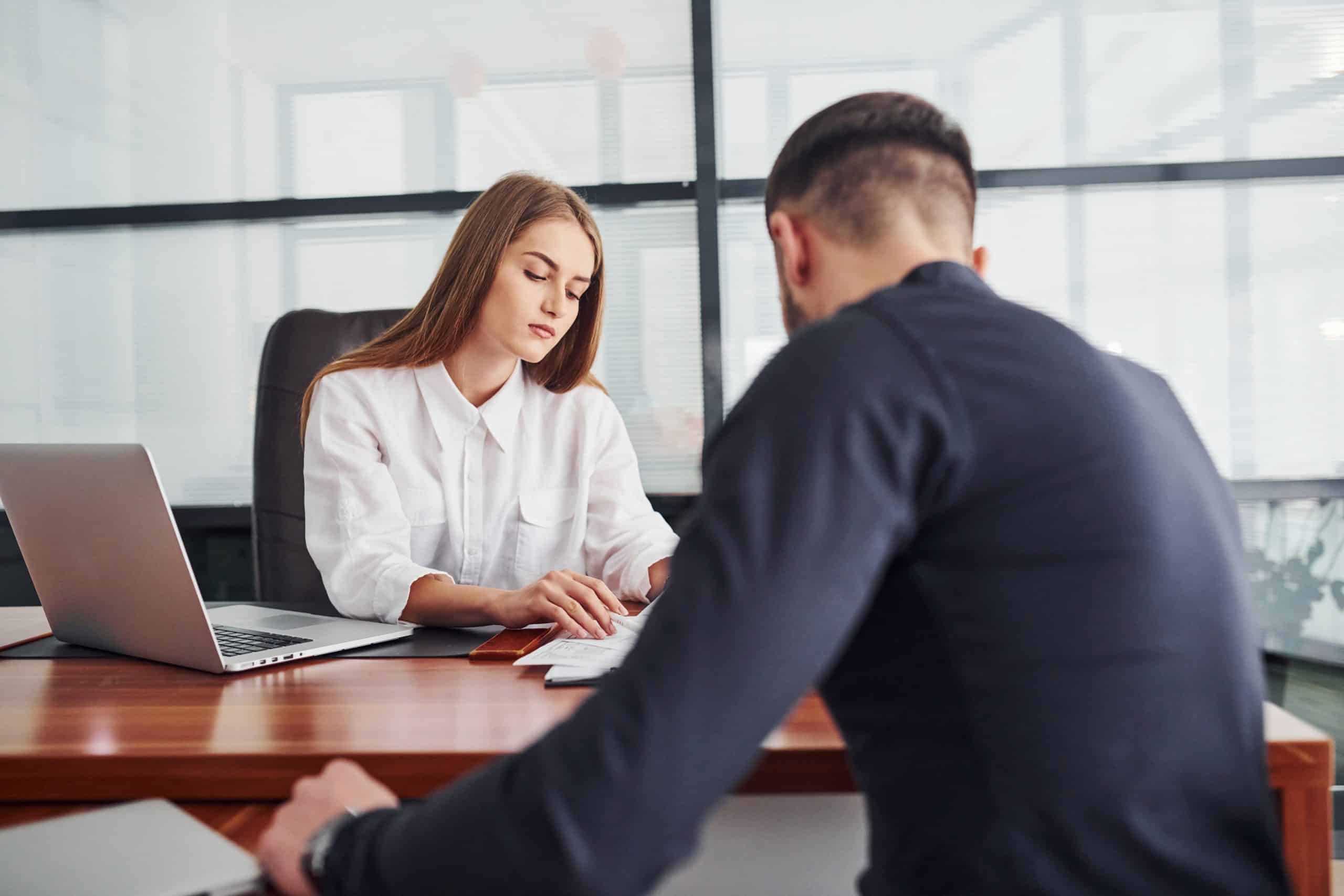 Avslør de skjulte tegnene på seksuell trakassering