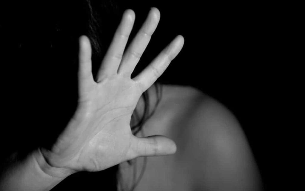 8 symptomer på angst – lær å forstå kroppen din 20 Person som skjuler ansiktet med hånden i en angstpreget situasjon – illustrerer fysiske og psykiske symptomer på angst