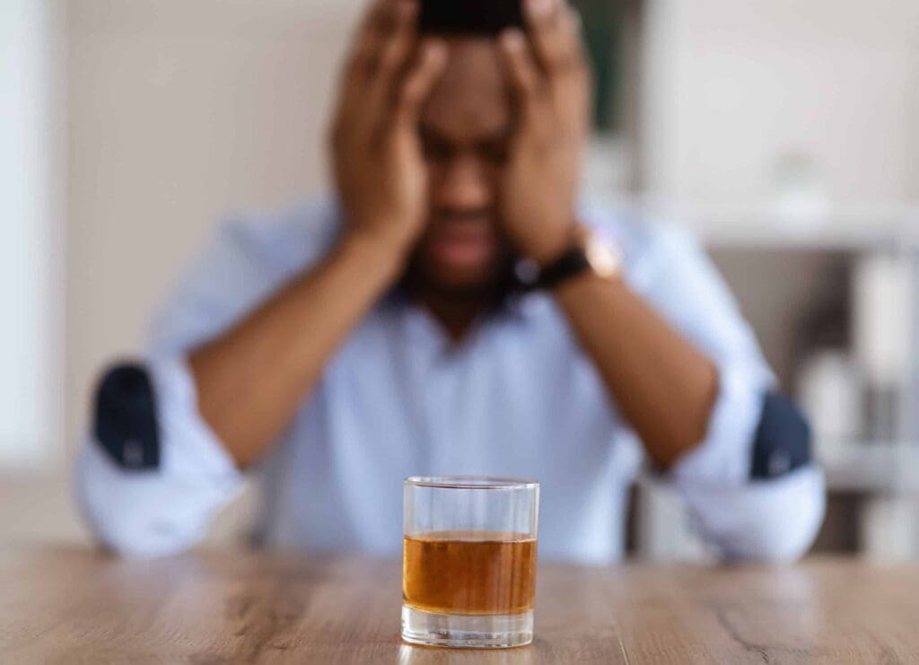 Man som sliter med å slutte å drikke alkohol